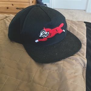 flat bill black snapback with red dog on front, and the back snap is white o/s